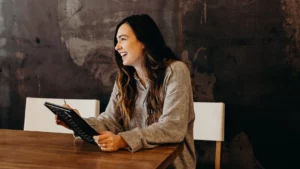 une femme devant un ordinateur